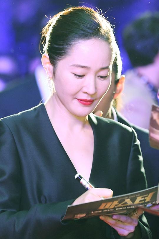 마스터 엄지원 사인하는 모습도 아름다워 [포토]