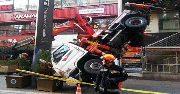 서면 쥬디스태화 신관 간판 작업하던 차량 넘어져