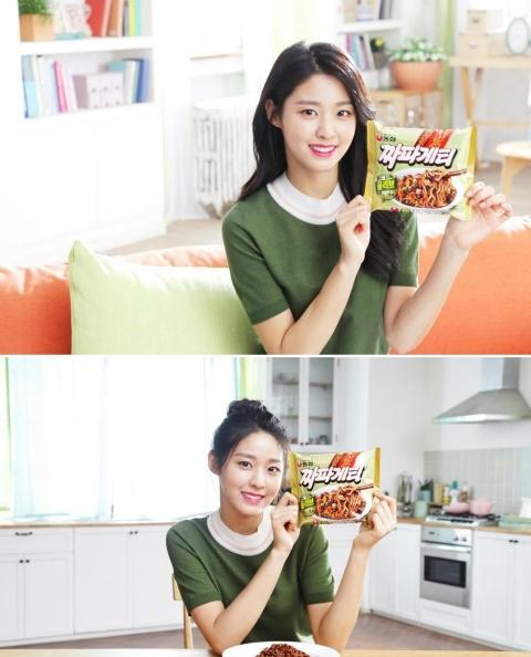 설현, 짜파게티 요리사로 변신…짜장라면 먹방 덕에 모델됐어요