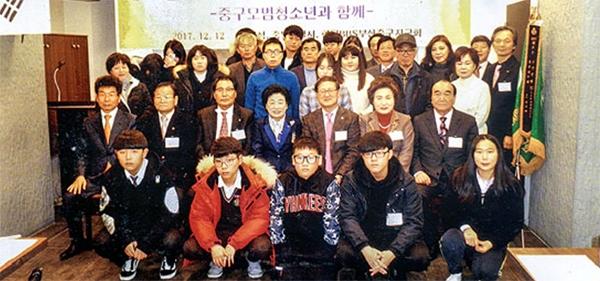 [포토뉴스] 모범 청소년 장학금 전달