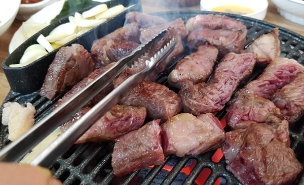 박희채 부산사회체육센터 이사장과 초심한우정 시골 어머니 손맛… 정겨움과 구수함에 반하다