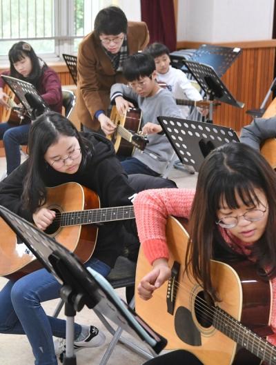 [포토뉴스] 학원 수업은 잠시 잊고…