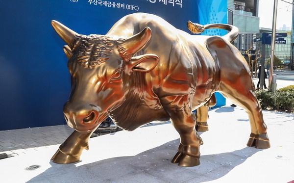 [경제&] 부산국제금융센터 새 황소상