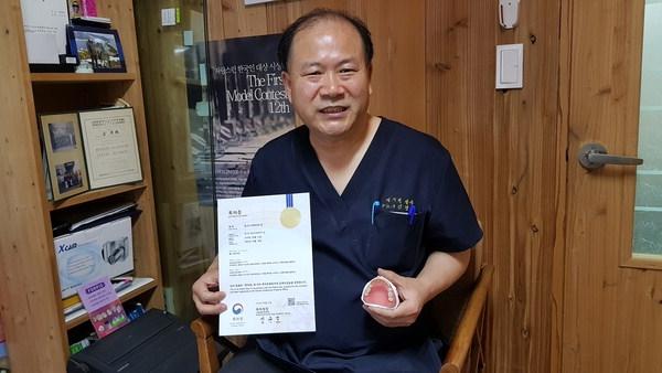 김경진 덴타피아치과의원 원장 잇몸 상태에 꼭 맞는 틀니 새로 만들었죠