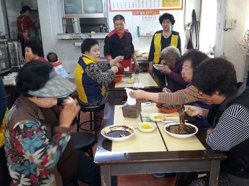 괴정3동 진흥반점 관내어르신 짜장면 접대