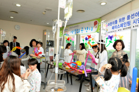 [포토뉴스] 환아·보호자에 재능기부 봉사활동