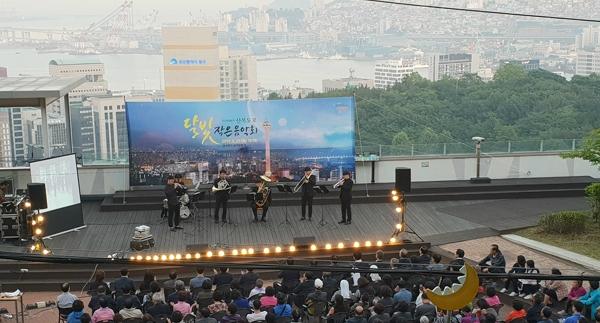 산복도로 주민들과 어우러진 달빛 작은 음악회