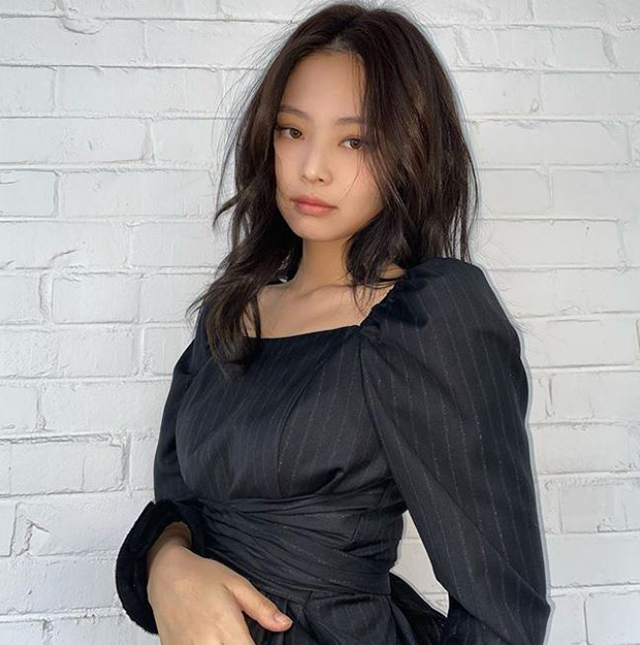 제니 블랙 패션X핑크빛 볼 빠져들 수밖에 없는 치명적인 매력