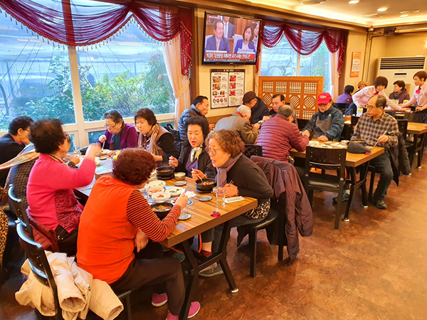 연산9동, 토곡식육식당 경로당 어르신 점심식사 대접