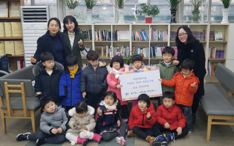 자연어린이집 어린이들, 수정1동에 이웃돕기 성금 전달