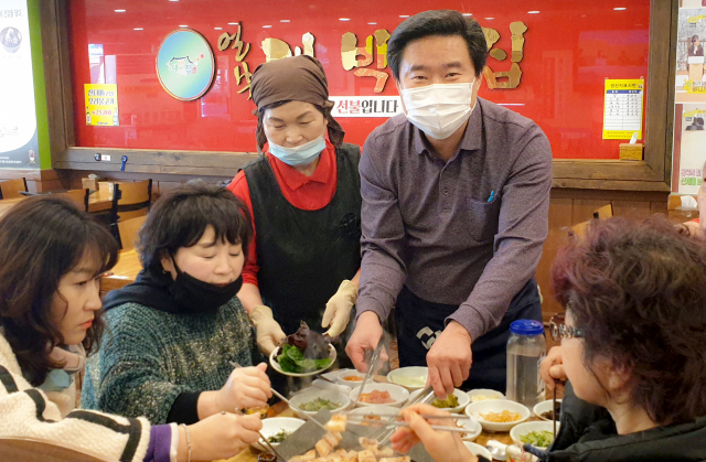 “부산 1번 확진자 방문 가게, 다시 줄서는 맛집 만들 겁니다”