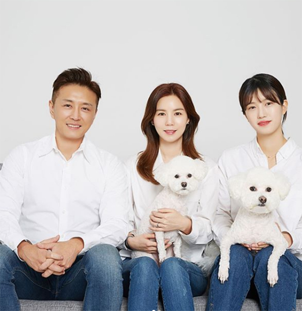 박시은♥진태현, 딸 다비다·반려견과 첫 가족사진 감동