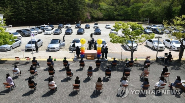 광양제철초등학교, 차 타고 입학식…경적 울리며 축하