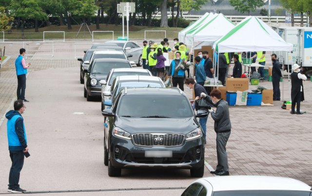 [포토뉴스] 농축산물 ‘드라이브스루’ 직거래 장터