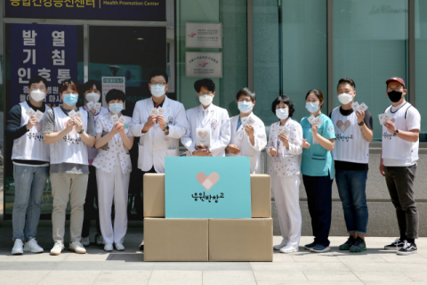 [포토뉴스] (주)영케미칼 의료진에 ‘응원반창고’ 전달