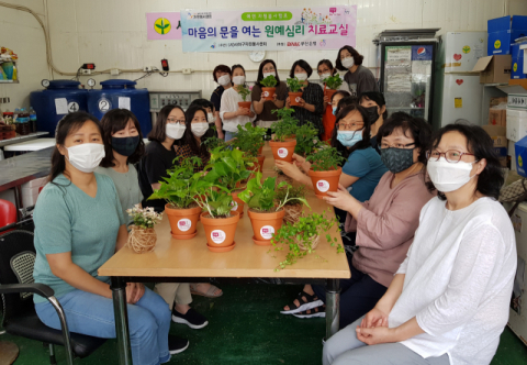 에덴자원봉사캠프, 홀몸어르신께 반려식물 화분 전달