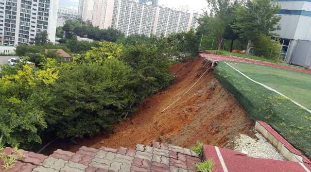 남구 대한상의 부산인력개발원 운동장 일부 붕괴