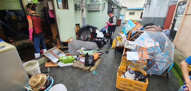 사상구 괘법동행정복지센터, 고독사 위험가구 집청소 및 방역 지원