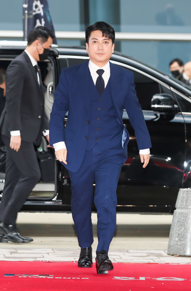 [영상] 레드카펫 빛낸 ·위트 있는 멘트 ‘온라인 객석 환호’ [2020 부일영화상 이모저모]