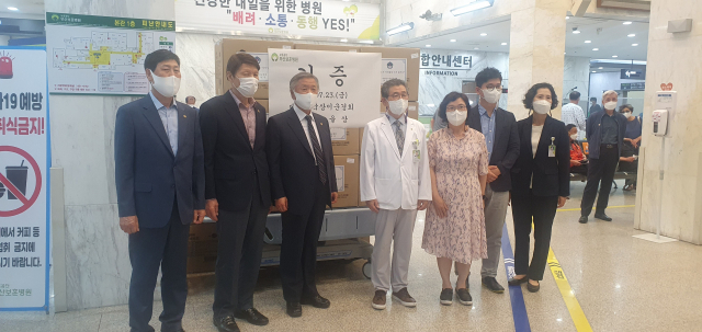 [포토뉴스] 대한민국상이군경회 부산광역시지부, 부산보훈병원에 성품 전달