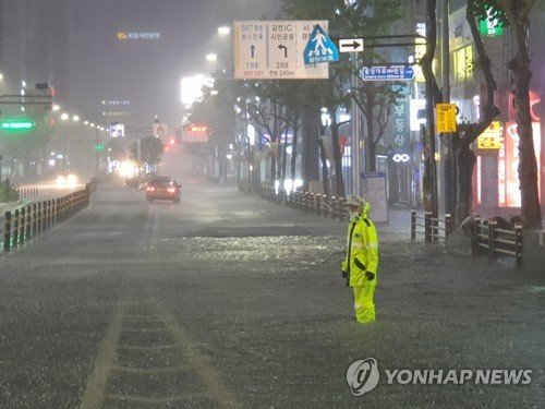 물폭탄 퍼부은 태풍 오마이스, 부산 곳곳 침수 피해