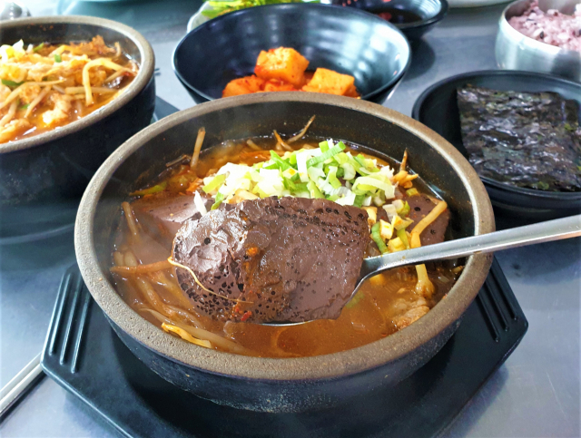 “시원하게 한 그릇, 고소하게 한 그릇” 가야포차선지국밥