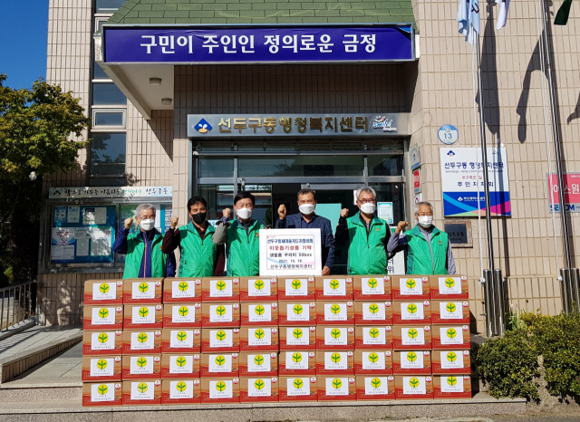 [포토뉴스] 선구두동새마을지도자협의회, 선두구동에 성품 기탁