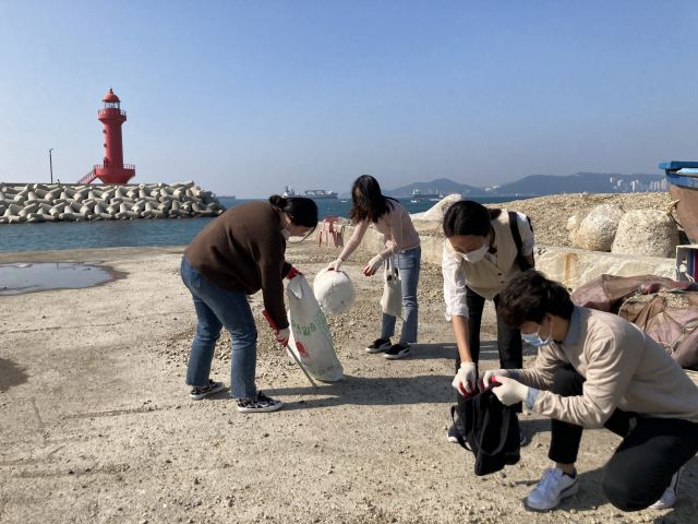 [포토뉴스] 국립해양박물관, 영도 중리해변서 비치코밍