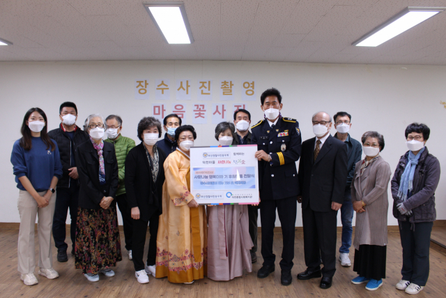 [포토뉴스] 덕천종합사회복지관·부산경찰사진동우회, 장수사진 촬영