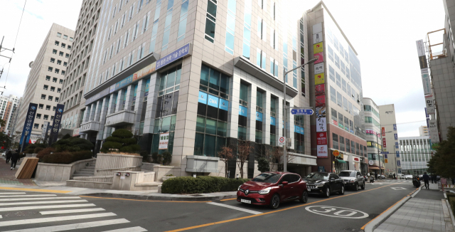 ‘속 타들어가는’ 부산 법조타운 상권… 은행 지점 철수하고 ‘노포’도 사라져