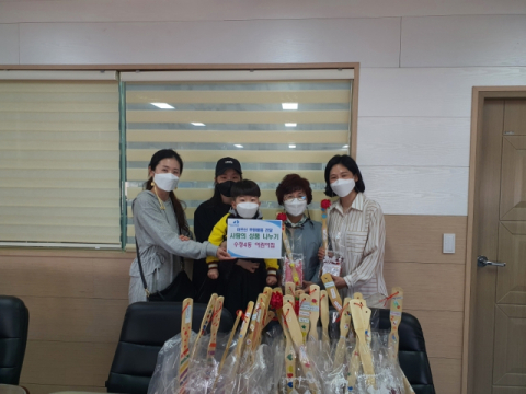 부산 동구 수정4동어린이집, 어버이날맞이 어르신 선물 전달