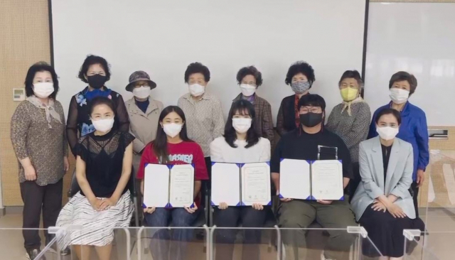 [포토뉴스] 경성대 식품영양학과-성산교회-행복한도서관, 자원봉사자에게 장학금·격려금 전달