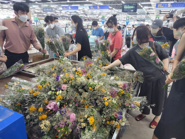 부경원예농협 ‘무료 꽃 나눔’ 행사...김해농수산물종합유통센터서