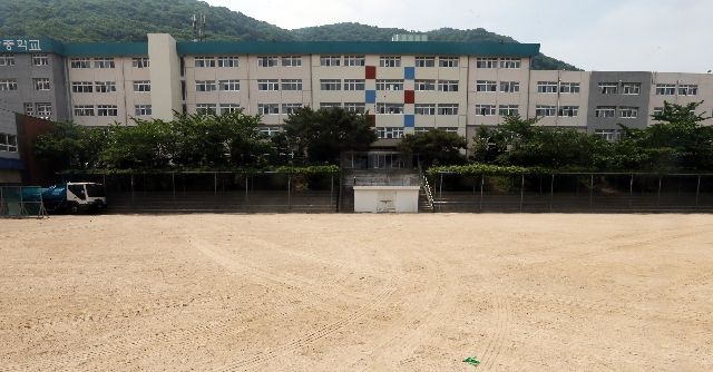부산 학교 운동장 주민에 개방 유도