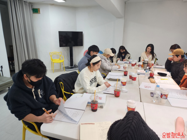 웹툰·드라마 이은 연극… 부산 찾는 ‘운빨로맨스’