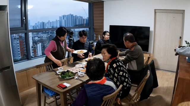 전담 인력 두고 일상생활 지원… ‘부산형 통합돌봄’ 속도 낸다[황혼에 만난 마지막 가족]