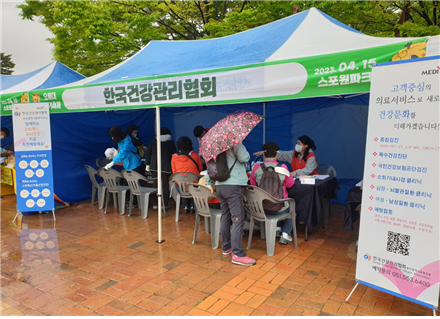한국건강관리협회 부산동부검진센터(동래), 오륜대걷기축제 건강캠페인 실시