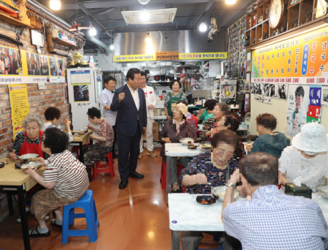 부산 중구‘깡통골목 원조 비빔당면’어르신 콩국수 대접