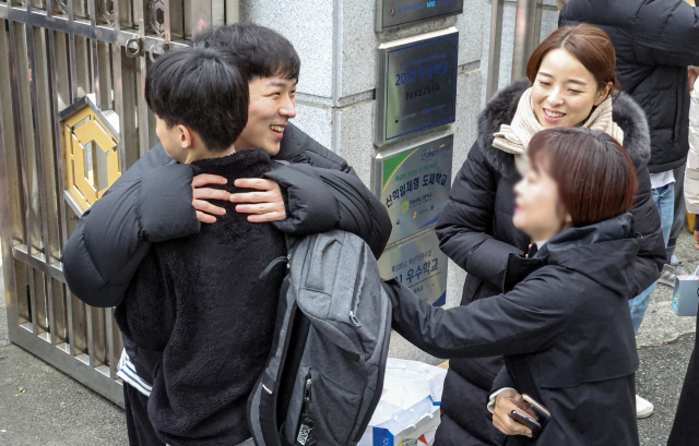 [2023수능] 수험장 데려다주고 수험표·시계 전달도…경찰 수험생 지원 214건