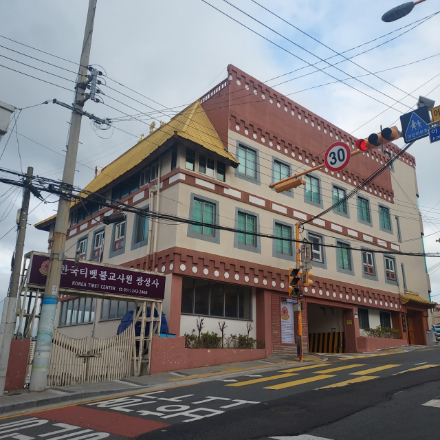 아미동 언덕에 우뚝 선 황금 사원…부산 속 ‘작은 티베트’ [별별부산] ③