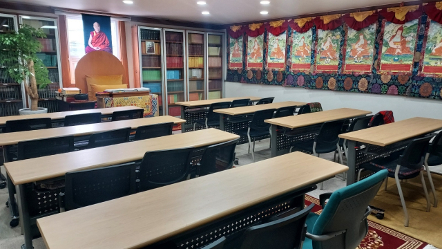 아미동 언덕에 우뚝 선 황금 사원…부산 속 ‘작은 티베트’ [별별부산] ③