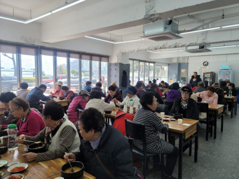 암남동 송암돼지국밥,  『맛있으면 돼지』어르신 특식대접