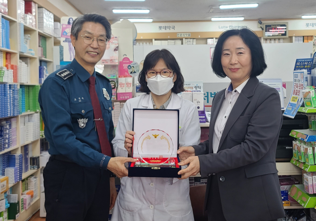 [포토뉴스]부산영도경찰서, 아동안전지킴이 우수 운영자에 감사장