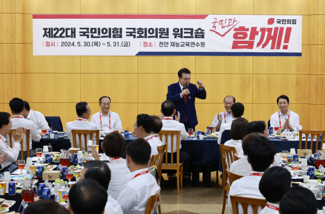윤 대통령, 훈련병 영결식 날 술타령 야권 파상공세