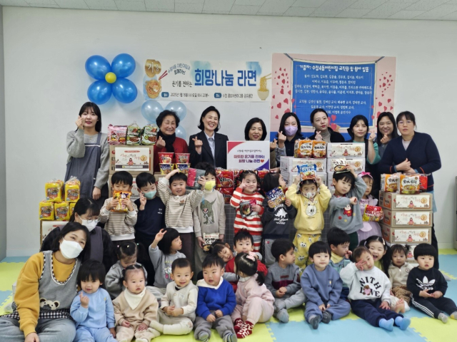 부산 동구 수정4동어린이집, 희망나눔 라면 전달