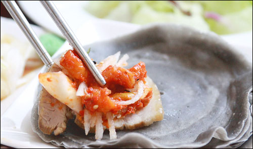 [햇밀가]홍두깨로 밀어낸 칼국수, 웰빙으로 쌈한 보쌈 천상의 맛