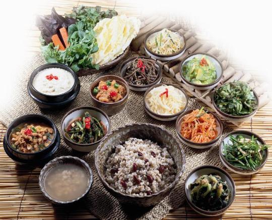주부들 입 맛 사로잡는 원두막 보리밥 정식