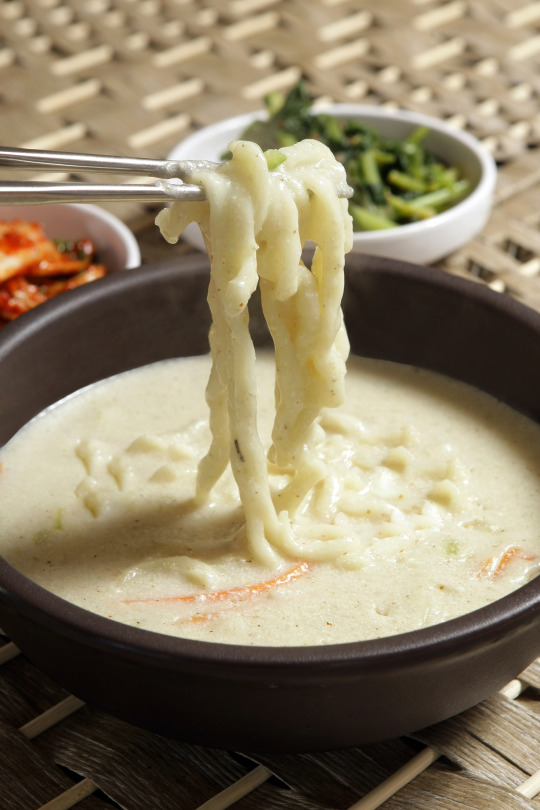 구수한 영양만점 들깨칼국수 대령이요