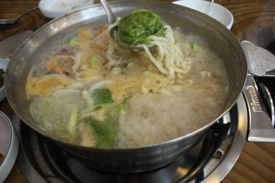 직접 뽑은 칼국수와 만두, 신선한 해물