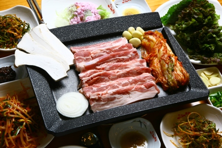 얼큰한 김치찌개에 밥 한 그릇 뚝딱